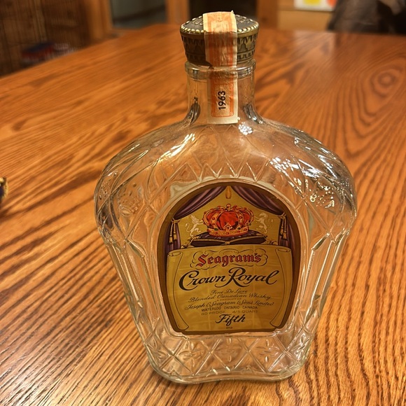 Vintage 1963 Seagram’s Crown Royal Canadian Whisky Fifth Empty Bottle w/ Pouch - Picture 10 of 14